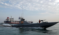 Tàu tuần tra Iran đứng cạnh tàu dầu Stena Impero. Ảnh: Reuters