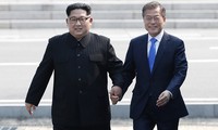 Tổng thống Hàn Quốc Moon Jae-in và Chủ tịch Triều Tiên Kim Jong-un gặp nhau tại DMZ. Ảnh: AP