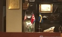 Quốc kì Mỹ - Triều Tiên - Thụy Điển tại địa điểm đàm phán. Ảnh: Yonhap