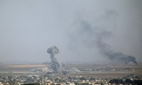 Thị trấn biên giới Syria chìm trong khói lửa vì trúng hỏa lực của Thổ Nhĩ Kỳ. Ảnh: Reuters