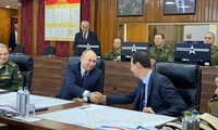 Tổng thống Putin bắt tay Tổng thống Assad trong cuộc gặp ngày 7/1. Ảnh: RT