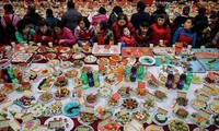 Những bữa tiệc cộng đồng khổng lồ diễn ra khá phổ biến ở Trung Quốc. 