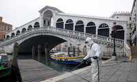 Khử trùng phòng dịch ở Venice, Ý. Ảnh: Reuters