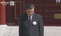 Chủ tịch Tập đeo hoa trắng, toàn dân Trung Quốc cúi đầu tưởng niệm nạn nhân COVID-19
