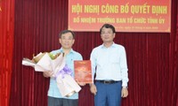 Chủ tịch UBND tỉnh Lào Cai Đặng Xuân Phong trao quyết định và chúc mừng đồng chí Phạm Toàn Thắng