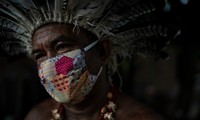 Thủ lĩnh một bộ lạc ở Brazil đeo khẩu trang mùa COVID-19. Ảnh: AP