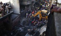 Pakistan: Hiện trường vụ máy bay chở hơn 100 người rơi trúng khu dân cư