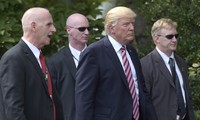 Tổng thống Mỹ Trump và nhân viên mật vụ. Ảnh: US News