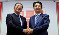 Thủ tướng Nhật Bản Shinzo Abe và cựu Bộ trưởng Quốc phòng Shigeru Ishiba. Ảnh: Reuters 