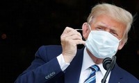 Tổng thống Trump cởi khẩu trang khi phát biểu từ ban công Nhà Trắng ngày 10/10. Trên tay Tổng thống có dán băng y tế. Ảnh: Reuters