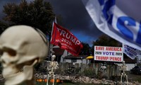 Bầu cử Mỹ: Ông già Noel, bộ xương khô cầm biểu ngữ vận động tranh cử
