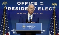 Ông Joe Biden phát biểu ngày 9/11, sau lưng là dòng chữ "Văn phòng của Tổng thống được bầu". Ảnh: AP