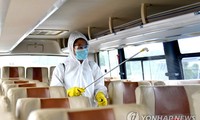 Nhân viên khử trùng xe buýt ở Triều Tiên. Ảnh: Yonhap
