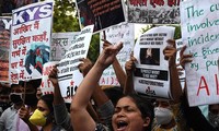 Một cuộc biểu tình phản đối những vụ hiếp dâm nhằm vào phụ nữ ở Ấn Độ. Ảnh: EPA