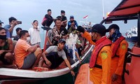 Nhân chứng vụ rơi máy bay Indonesia: Có 2 tiếng nổ, mảnh thi thể nổi trên biển