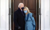 Ông Biden và bà Jill đứng chụp ảnh trước cửa Nhà Trắng sau lễ nhậm chức. 