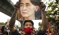 Nhóm người biểu tình phản đối đảo chính Myanmar ở Thái Lan. Ảnh: Bloomberg