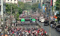 Người dân Myanmar xuống đường biểu tình ngày 6/2 ở Yangon. Ảnh: Reuters