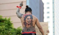 Một người biểu tình xăm hình bà Aung San Suu Kyi lên lưng. Ảnh: Reuters