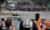 Cảnh sát đối đầu người biểu tình ở Mandalay ngày 3/3. Ảnh: Reuters
