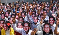 Người biểu tình đeo mặt nạ bà Aung San Suu Kyi. Ảnh: Reuters