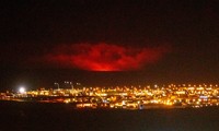 Kinh hãi núi lửa phun trào trong đêm gần thủ đô của Iceland
