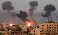 Khói lửa ở Dải Gaza trong cuộc không kích của Israel. Ảnh: Shutterstock