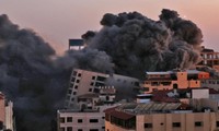 Một tòa nhà bị đánh sập ở Dải Gaza. Ảnh chụp màn hình