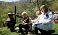 Một người đàn ông được tiêm vắc xin ở ngôi làng miền núi hẻo lánh Ljevista, thành phố Kolasin, Montenegro. Ảnh: Reuters