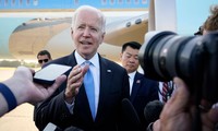 Ông Biden trò chuyện với phóng viên trước khi lên chiếc Không lực Một để trở về Washington. Ảnh: AP
