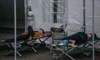 Bệnh nhân COVID-19 nằm trong lều vì bệnh viện thiếu giường. Ảnh: Reuters