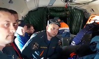Lực lượng cứu hộ trên trực thăng Mi-8. Ảnh: Tass