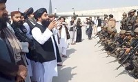 Phát ngôn viên của Taliban, Zabihullah Mujahid nói chuyện với các tay súng của nhóm này. 