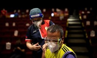 Một người đàn ông tiêm vắc-xin ngừa COVID-19 trong rạp chiếu phim ở Manila (Philippines). Ảnh: Reuters
