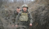 Tổng thống Ukraine Volodymyr Zelenskiy đi thăm khu vực xung đột Donbass hồi tháng 4 sau khi Nga điều quân đến biên giới. Ảnh: Reuters