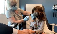 Một bé gái 5 tuổi tham gia thử nghiệm vắc xin Pfizer liều thấp ở Durham (Bắc Carolina, Mỹ). Ảnh: Reuters
