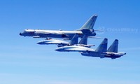 Hai máy bay Su-35 và máy bay H-6K trong một chuyến bay hồi tháng 5/2018.