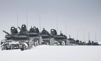 Xe tăng Nga diễn tập trên tuyết. Ảnh: Sputnik