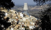 Nhà máy điện hạt nhân Ascó nằm gần khu dân cư. Ảnh: Reuters