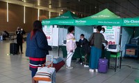 Hành khách xét nghiệm ở sân bay thành phố Johannesburg (Nam Phi). Ảnh: Reuters