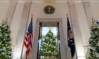 Phu nhân ông Biden trang hoàng Nhà Trắng đón Giáng sinh, treo ảnh ông Trump lên cây thông