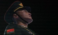Binh sĩ Trung Quốc rơi nước mắt khi kéo quốc kỳ tại lễ khai mạc Olympic Bắc Kinh