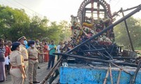 Ấn Độ: Xe rước va trúng đường dây điện, 11 người chết thảm 
