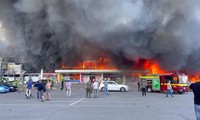Trung tâm thương mại Ukraine chìm trong biển lửa, 50 người thương vong