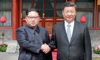 Lãnh đạo Triều Tiên Kim Jong Un bắt tay Chủ tịch Trung Quốc Tập Cận Bình trong chuyến công du Bắc Kinh hồi tháng 3/2018. Ảnh: SCMP