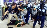 Cảnh sát Hong Kong giải tán biểu tình ở sân bay hôm 13/8. Nguồn: Nikkei