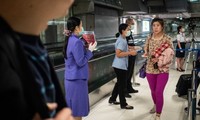 Nhân viên y tế tuyên truyền về giám sát dịch bệnh sau khi quét thân nhiệt hành khách tới Bangkok (Thái Lan) từ Vũ Hán (Trung Quốc). Ảnh: Getty.