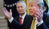 Tổng thống Mỹ Donald Trump và Phó thủ tướng Trung Quốc Lưu Hạc (trái) tại Nhà Trắng ngày 4/4/2019. Ảnh: Getty.