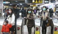 Hành khách tàu điện ngầm ở Đài Loan ngày 28/1 đeo khẩu trang để phòng lây nhiễm coronavirus mới. Ảnh: AP.