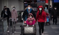 Hành khách đeo khẩu trang phòng nhiễm virus corona mới ở sân bay thủ đô Bắc Kinh ngày 30/1. Ảnh: Getty.